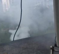 小区旁熏腊肉  烟全飘进了屋里