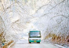 看！冰雪中的农村客运车