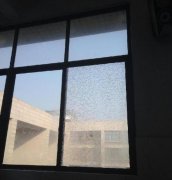 高校教室玻璃被冻炸  网友：真“玻璃心”