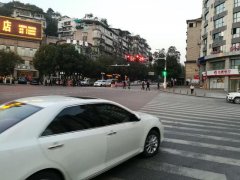 “圆盘”信号灯右转 让他损失近万元