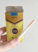 小学生路边“抽烟” 有人称“大惊小怪”