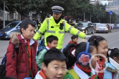 好温暖！孩子们上学途中向交巡警送上了鲜花和围巾