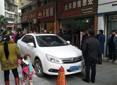 车停在了别人门口 他们因此抓扯起来