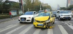 出租车礼让行人致追尾  民警：后车全责