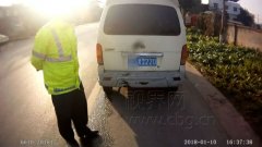 儿子调皮把牌照改成这样 害的爸爸被警察扣了12分