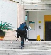 最暖保安大叔仍在送受伤女生 “我要送到她康复为止”