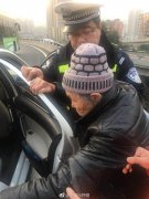 八旬老人误上高速  民警送其安全回家