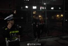 小区内半夜打篮球 居民无法忍受报警