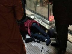 老太手扶梯上突然摔倒撞出血 鞋子眼镜甩落一旁