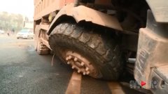 公路上有个大坑 渣车险些发生侧翻