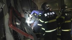 车辆失控径直撞轻轨电梯 司机被困消防紧急施救