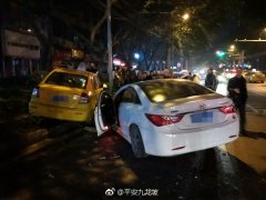 凌晨小车违规调头  撞上出租车人伤车毁