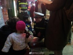 两岁萌娃不慎走失  民警帮他找爸爸妈妈