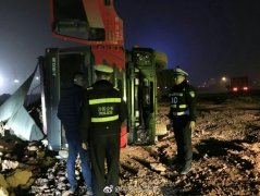 大卡车深夜工地翻车  民警积极救助暖人心