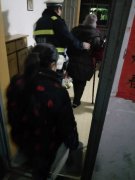 九旬老太耍小孩脾气  不肯回家
