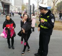 试了一件又一件  年轻妈妈逛商场把女儿“试”丢了