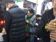 “软骨精”车厢内靠着栏杆站立   大爷表情不可描述