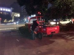 卖饼小伙胆子大 坐在煤气罐上抽烟