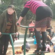 城会玩？俩中年女子穿高跟鞋踩跷跷板