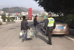 流浪儿横穿高速被制止  右肩上的数字让他找到了亲人