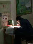 老师走廊用手机电筒阅卷 寒夜下的坚守感动网友
