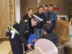 宴席散后迟迟没离开 陌生老人让酒店工作人员发了愁