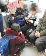 美女见老人特意让座  她却选择孙子坐自己蹲着