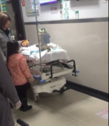 外婆深度昏迷20多天  5岁女孩病床前唱歌呼唤