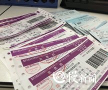 重庆这对夫妻周末才相聚 一年攒下百张车票