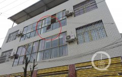 两个小孩闹别扭   拉起弹弓互射对方家玻璃