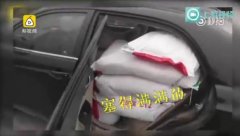 小车塞1500多斤饲料  不亚于10个成年男子重量