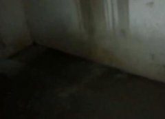 小区楼道现“污水瀑布” 让人直犯恶心