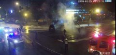 两车相撞出租车起火 接下来一幕太暖心了