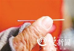 女子补衣服成手艺 织布价值7000元T恤被围观