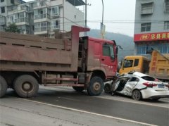 小轿车与大货车相撞  车门严重变形