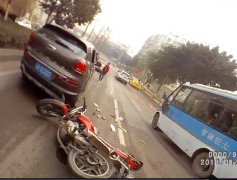 摩托车车主回头吹牛  腾空360度追尾私家车