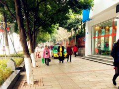 出租车闯上人行道鸣笛行驶 吓得路人纷纷避让