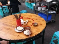 天降香蕉皮落在餐桌上 食客：这是免费加餐吗