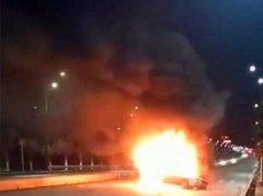 重庆一轿车发生火情  被烧成空壳