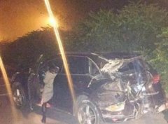 女司机开卡宴突然变道 后车追尾