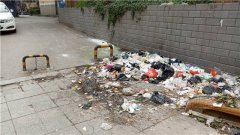 看见别人丢你也丢  小区口都垃圾成堆了
