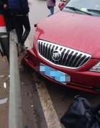 一家5口回娘家  开车撞上了防护栏