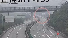 只因司机一个疏忽 高速路上车辆爆胎连环撞击仰翻