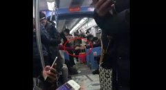 两男子车厢内  大声划“乱劈柴”