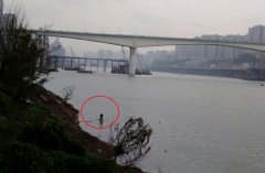 男子自制“船筏”独坐江中垂钓   吓煞目击者