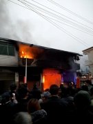 临街门市突发大火  浓烟滚滚