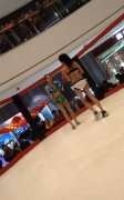 美女穿比基尼商场内打拳击  围观市民担心她们冷不冷