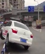 轿车突然失控 上演一场“跨栏秀”