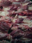 老人邀子女回家吃刨猪汤   子女却为猪后脚闹得不愉快