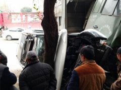 大货车“无人驾驶”突然下滑   撞翻小轿车